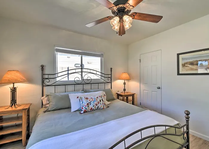Pet-friendly Home: Breezeway & Fenced Yard Holiday home
