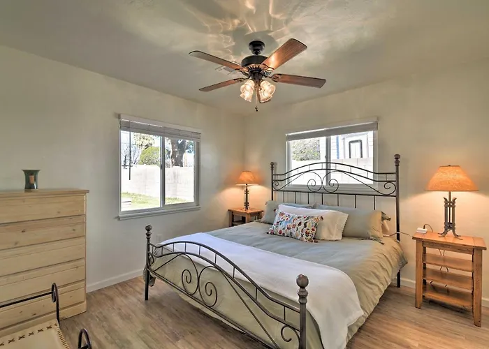 Pet-friendly Home: Breezeway & Fenced Yard Holiday home *