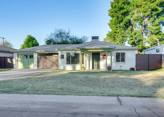 Pet-friendly Home: Breezeway & Fenced Yard Holiday home *