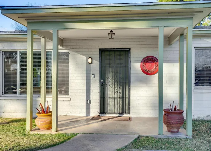 Pet-friendly Home: Breezeway & Fenced Yard *