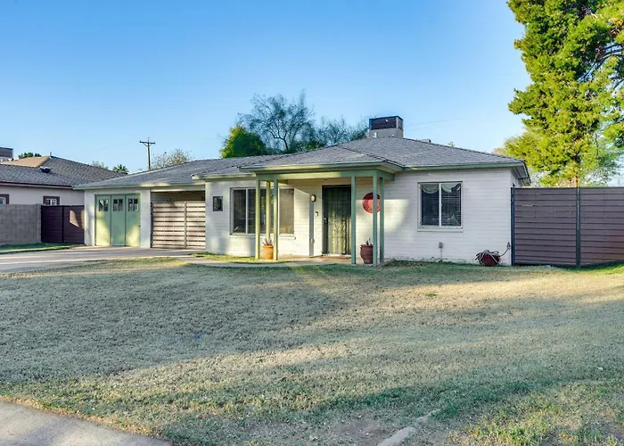 Pet-friendly Home: Breezeway & Fenced Yard