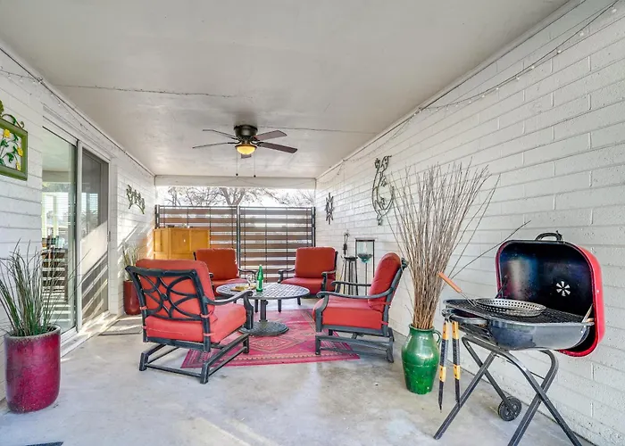 Pet-friendly Home: Breezeway & Fenced Yard Holiday home