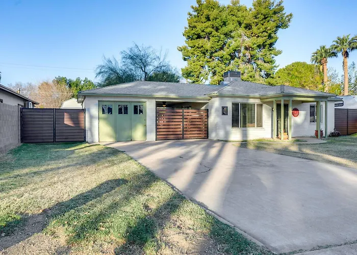Pet-friendly Home: Breezeway & Fenced Yard Holiday home